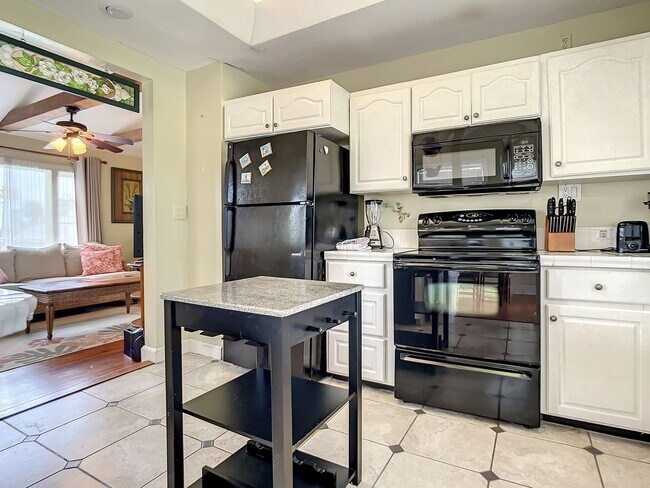 Building Photo - Charming Carriage House