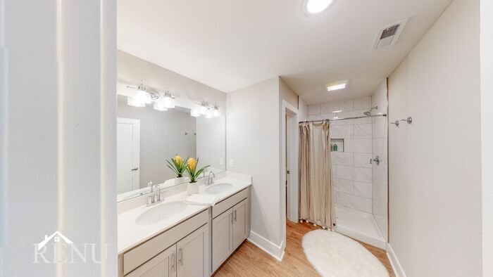 Building Photo - 2376 E 18th St