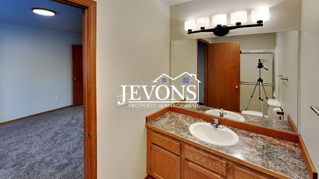 Building Photo - Two-bedroom home with a fully equipped kit...