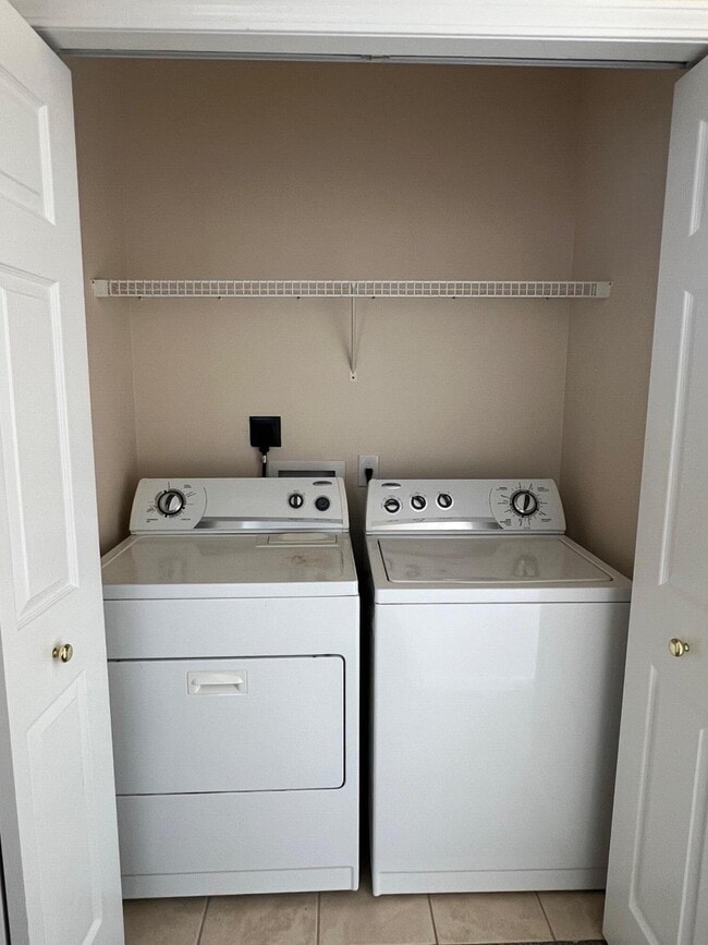 Building Photo - 1147 N Bayshore Dr