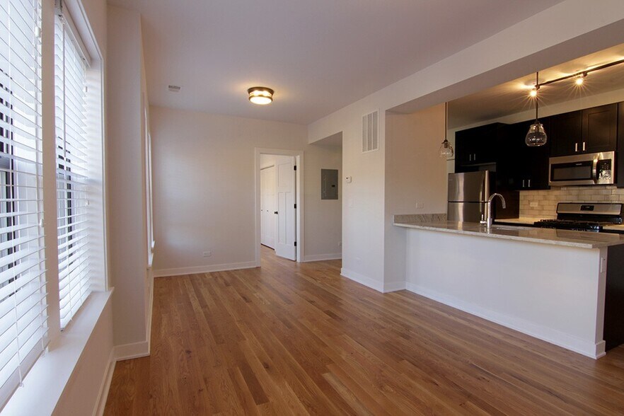 Building Photo - 2212 W Eastwood Ave