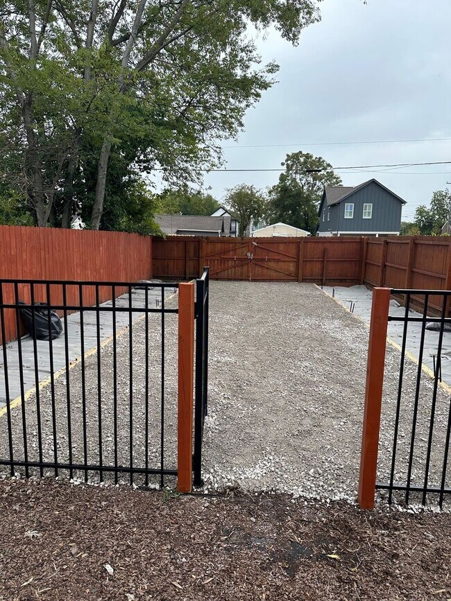 Building Photo - Charming Renovated 1900s Home with Modern Flair – Nashville, TN 37210 FOR LEASE