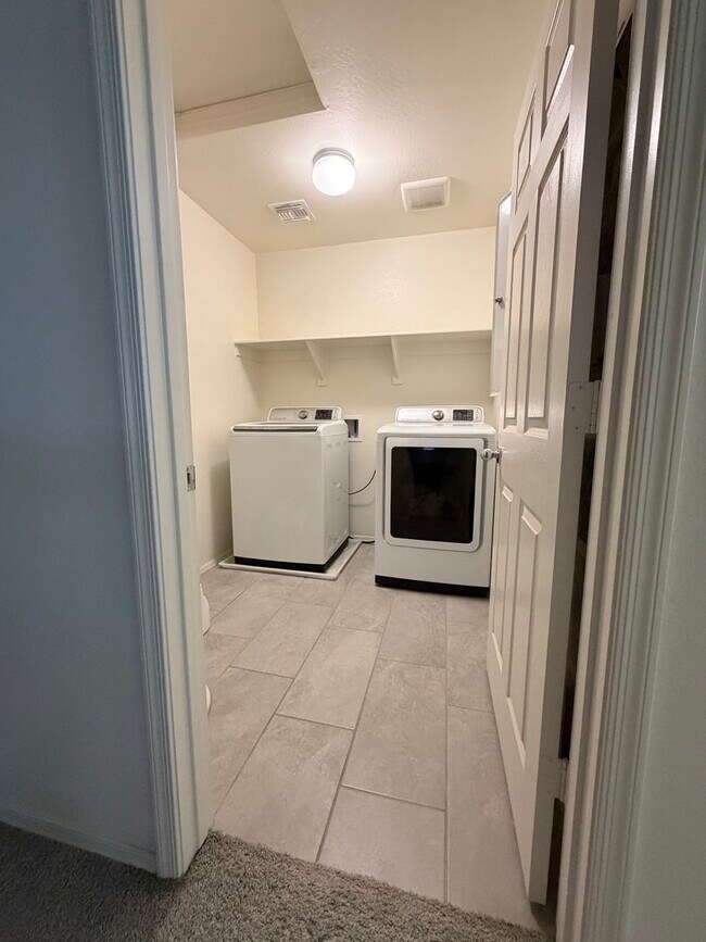 Building Photo - 3 bedroom 3 bath Home