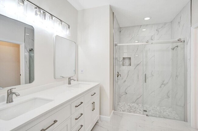 Building Photo - 5033 S La Sedona Cir