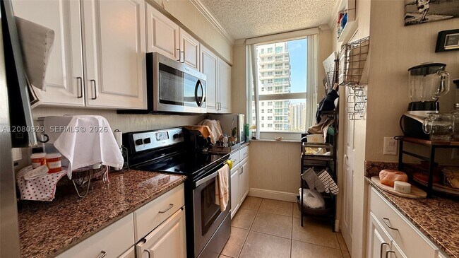 Building Photo - 1155 Brickell Bay Dr