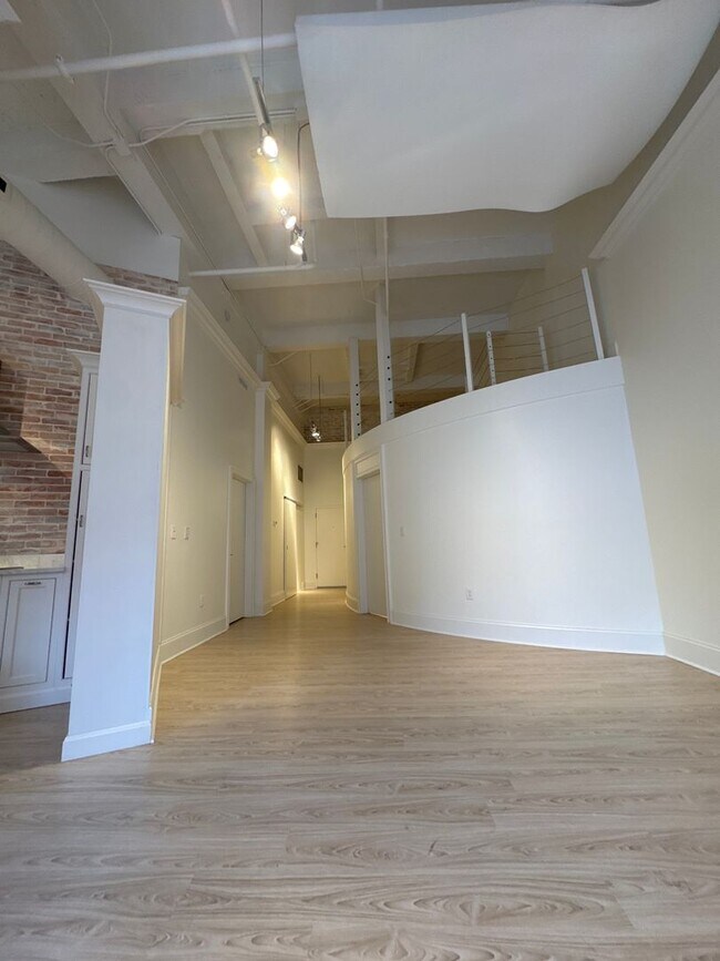 Building Photo - Iconic Kress Building 2BR Condo with Parking & Sound Panels