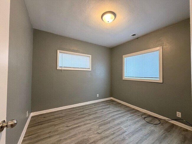 Building Photo - N 14th St Triplex