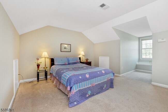 Building Photo - 250 Patriot Hill Dr