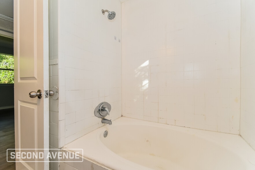 Building Photo - 7333 Roslyn Rd