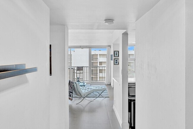 Building Photo - 525 N Ocean Blvd