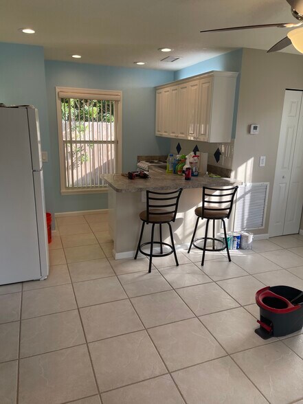Kitchen - 8390 SE Camellia Dr
