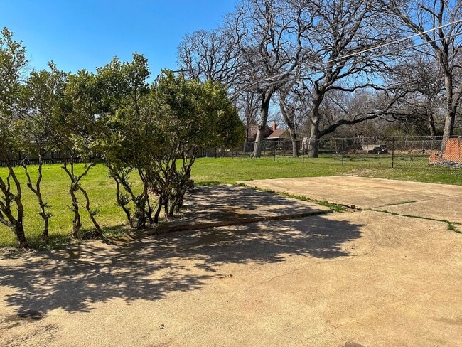 Building Photo - 4 Bedroom / 3 Full Bath / Huge Yard