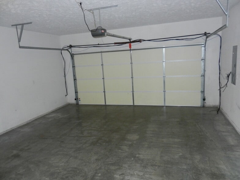 2 car garage - 707 Savannah Ave