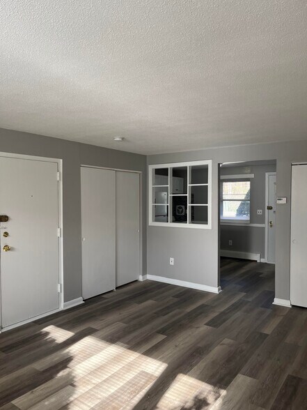 Livingroom/Bedroom - D1 Colonial Dr