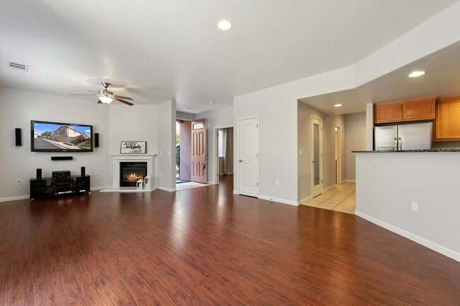 Building Photo - Spacious 3/3 Townhouse in North Clovis