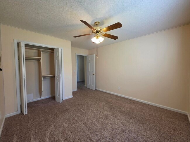 Building Photo - 450 Derek Dr