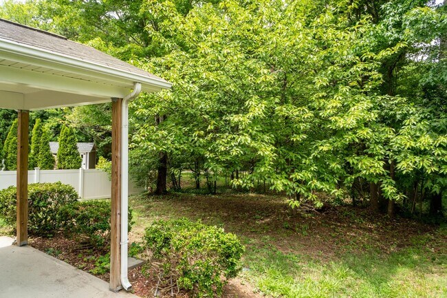 Building Photo - Four Bedroom Home in Sought After Neighborhood!