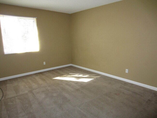 Building Photo - 2Bed/1Bath Apartment!