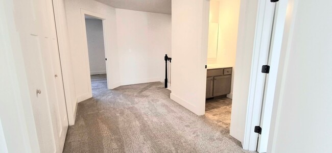 Building Photo - 3 Bedroom 2.5 Bathroom Available in Elizab...
