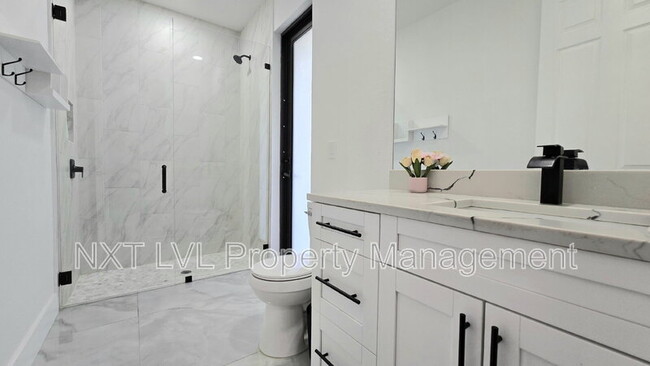 Building Photo - 220 NE 8th Pl