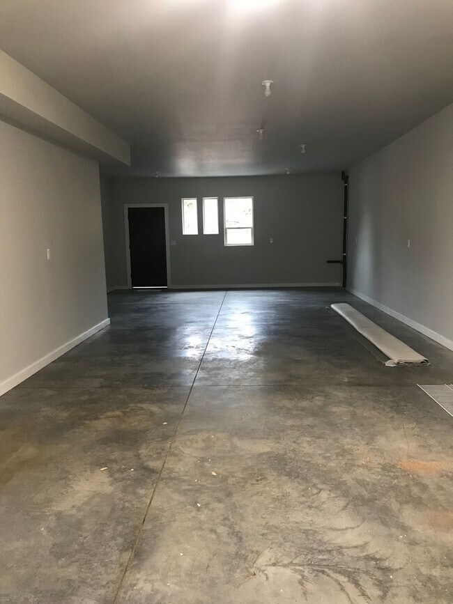 Building Photo - Pet Friendly Three Bedroom in Central Loca...