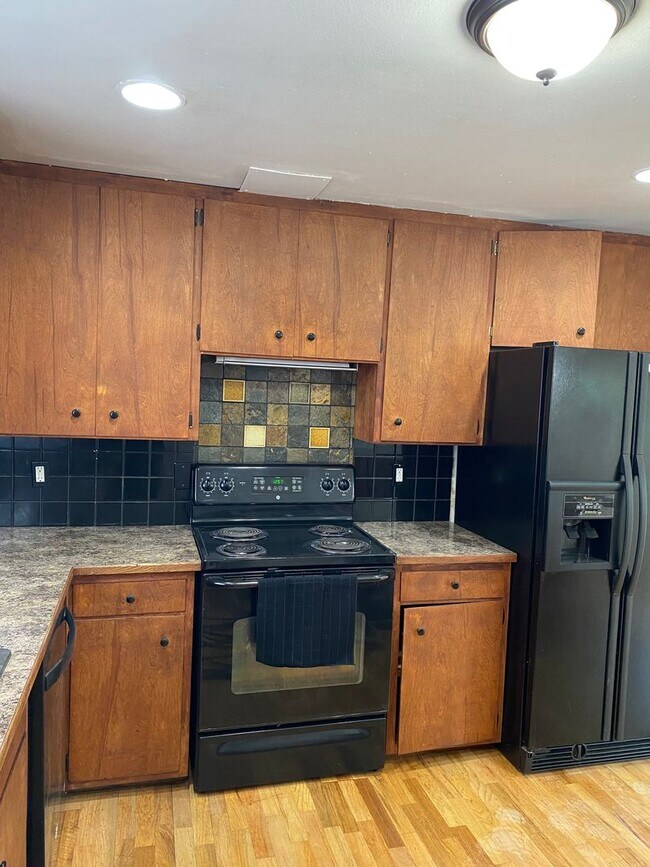 Building Photo - 4 bed 1 bath