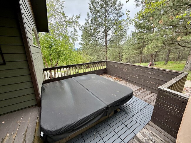 Building Photo - Spacious 4 Bed 3.5 Bath Home in Frenchtown!