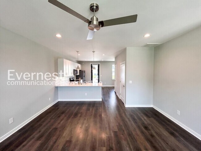 Building Photo - 2-Bed/2.5Bath Town Home/Pet Friendly/Available Soon!