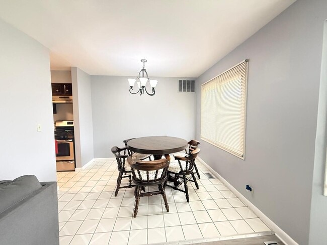Building Photo - 3108 Roberts Dr