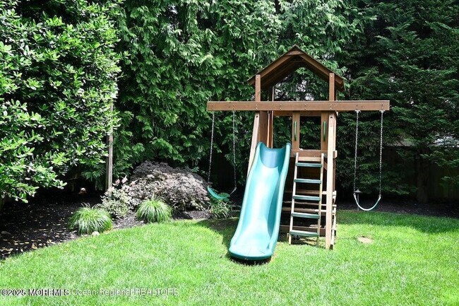 Building Photo - 11 Red Oak Dr