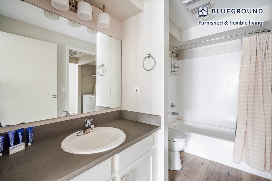 Building Photo - 526 Yale Ave N