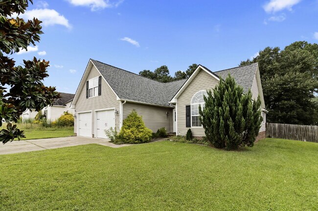 Building Photo - Purple Door Home in Raeford