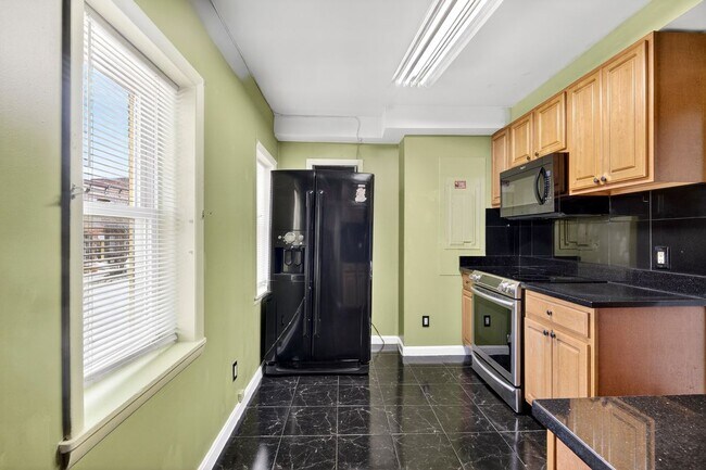 Building Photo - 2245 E Fayette St