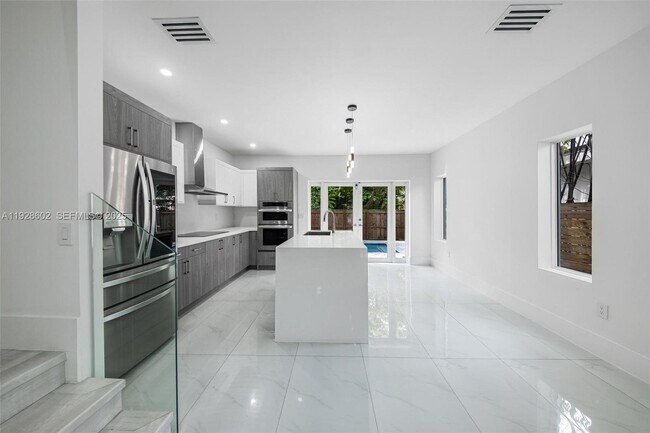 Building Photo - 3142 Carter St