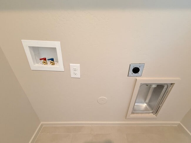 Building Photo - New Home Metro Verde