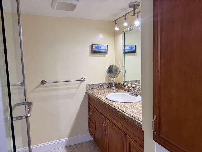 Building Photo - 1161 Hillsboro Mile