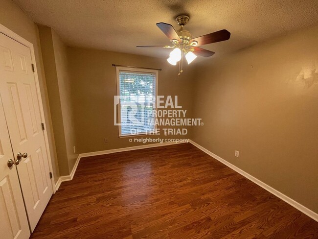 Building Photo - 2 Bedroom, 2 Bath Condo in Greensboro