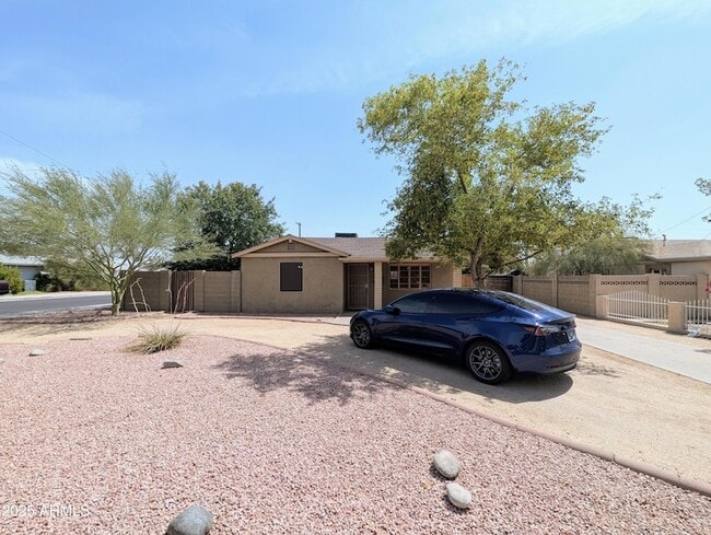 Building Photo - 2443 E Earll Dr