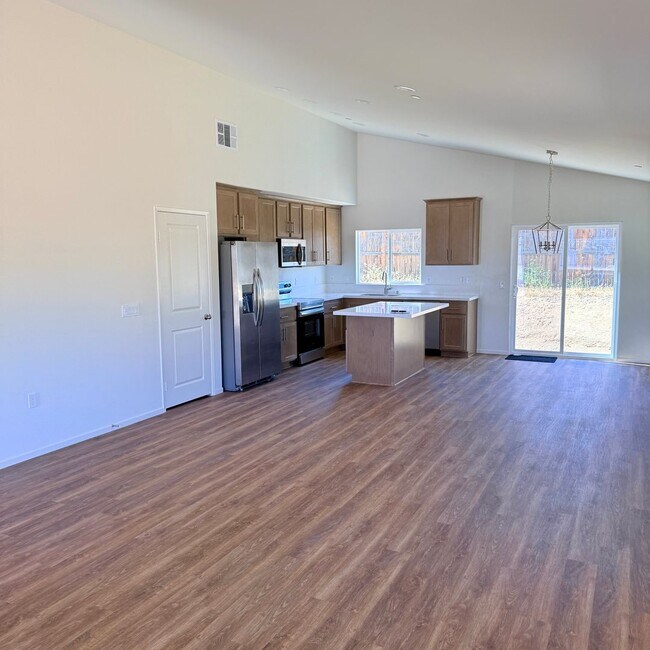 Building Photo - BRAND NEW 4 BEDROOM ADELANTO HOME