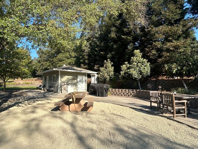 Building Photo - Splendid Furnished Estate- Studio Cottage