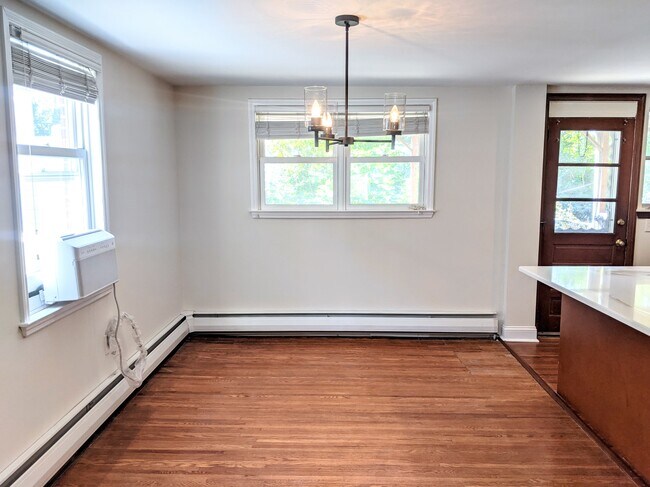 Building Photo - 736 E Railroad Ave