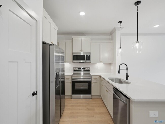 Building Photo - 8 Whispering Oak Dr SW