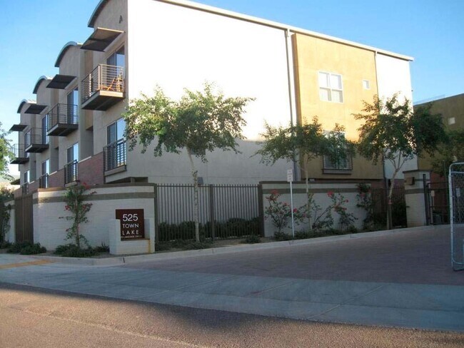 THREE STORY LOFT - 525 W Lakeside Dr
