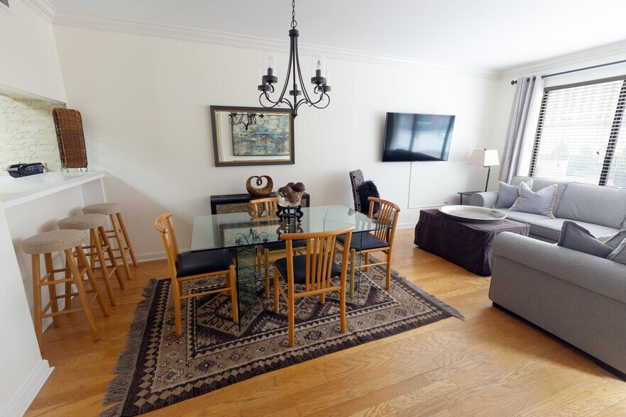 Building Photo - 3481 Lakeside Dr NE