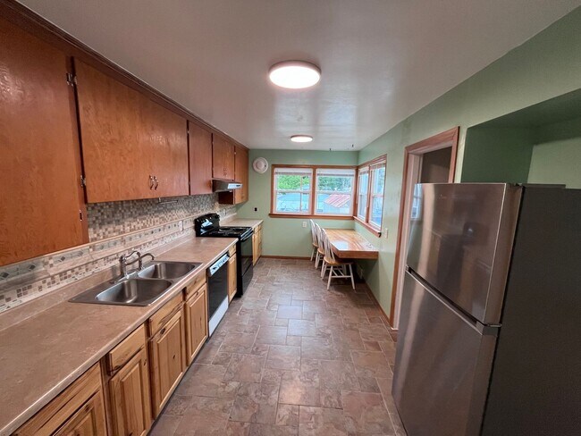 Building Photo - Charming Bremerton Home with Fenced Yard