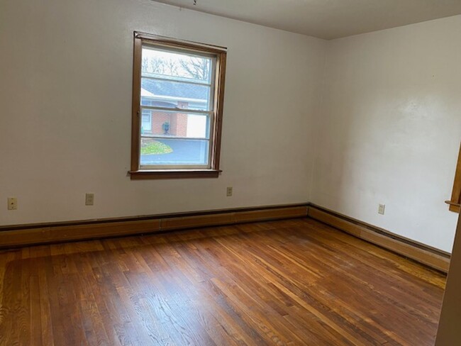 Building Photo - ALL UTILITIES INCLUDED 2 bedroom 1 bathroo...