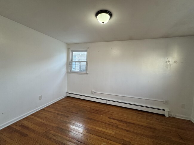 Building Photo - 90 Roosevelt Ave