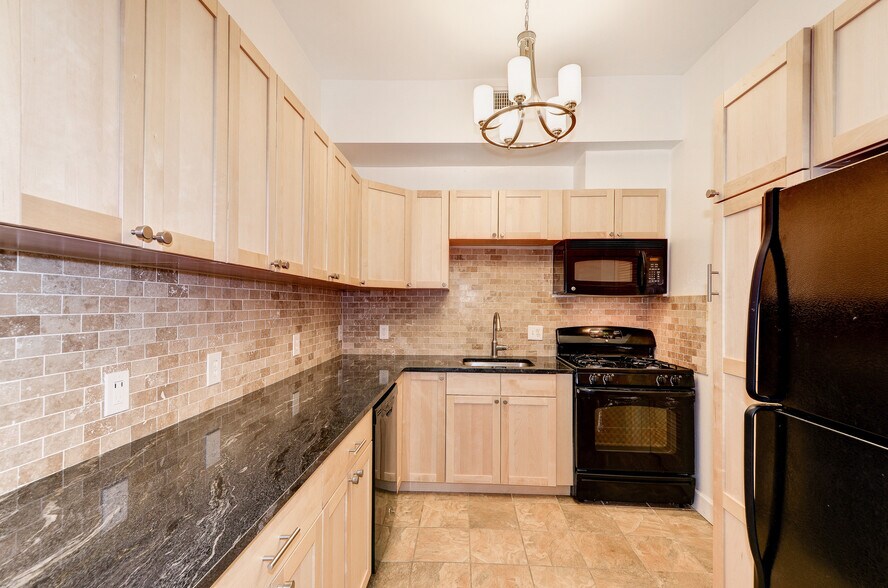 Building Photo - 724 5th St NE