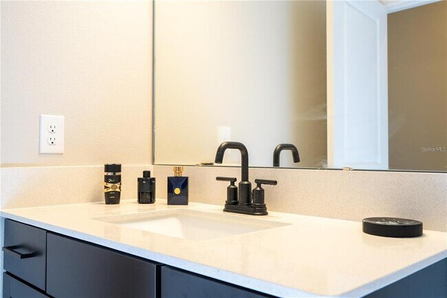 Building Photo - 5090 Shady Pnes Dr