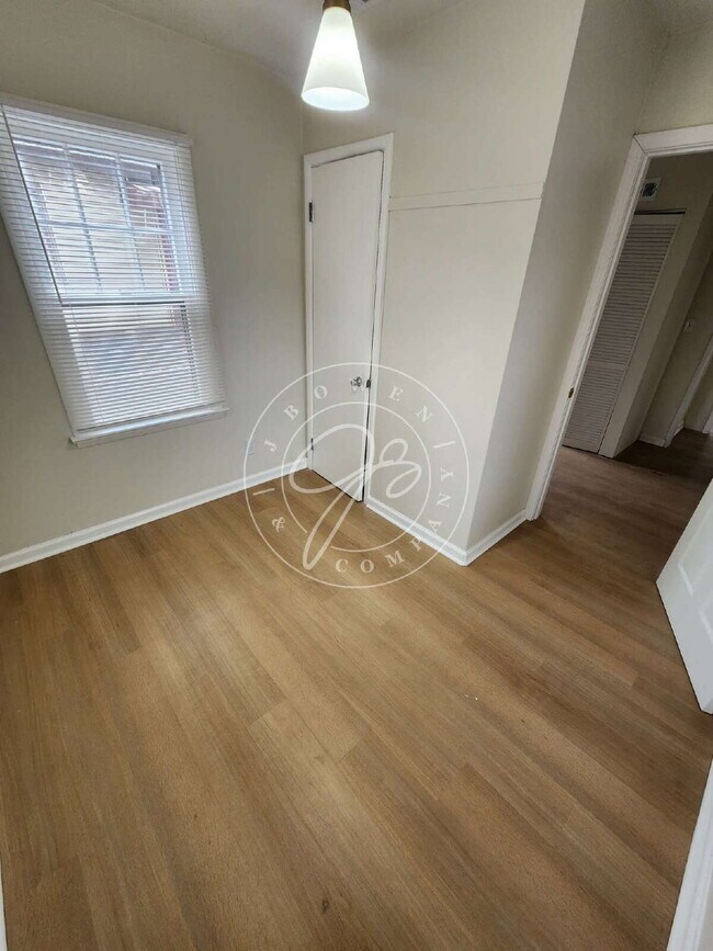 Building Photo - "Charming 2-Bedroom Retreat on Birkdale Road with Cozy 700 sq ft Layout in Toledo!"